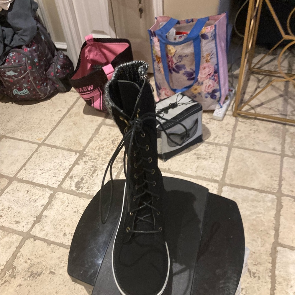 Winter lace up boots.  Side  zipper.  40 however fits small.  Black synthetic.